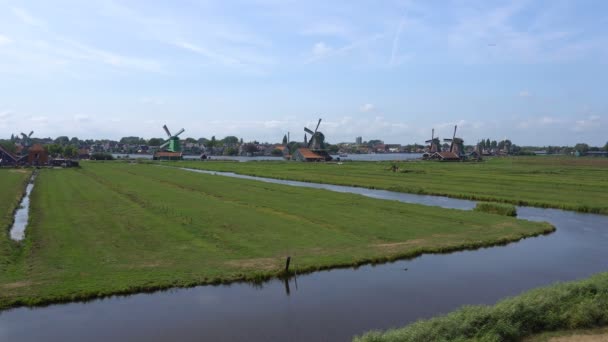 ザーンセ スカンスの風車 オランダの伝統的なオランダの風車 風車を持つアムステルダムと歴史的な木製のオランダの家の近くの Touristic — ストック動画