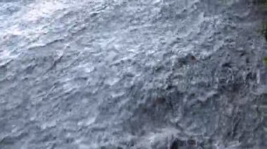 Ateş ve su Cascade akar kayalar tarafından yukarı kapatın