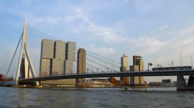 Rotterdam Cityscape akşam Timelapse ve Erasmus Nieuwe Maas üzerinde köprü. Rotterdam, Hollanda