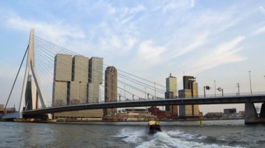 Rotterdam, Hollanda - 28 Ağustos 2018. Küçük ve hızlı sarı sürat teknesi Nieuwe Maas üzerinde yüzen Erasmus altında köprü.