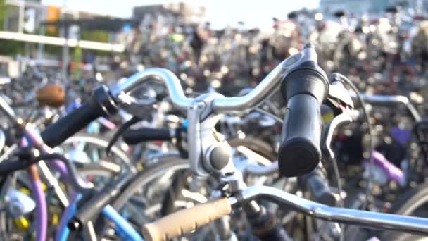 아인트호벤 주요 철도 역에서 두 가지 수준에 자전거 주차장. 유럽, 네덜란드 — 비디오
