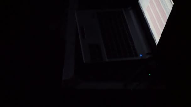 Djs Ausrüstung: Laptop und Bedienfeld auf einer Party in der Dunkelheit und Laser — Stockvideo