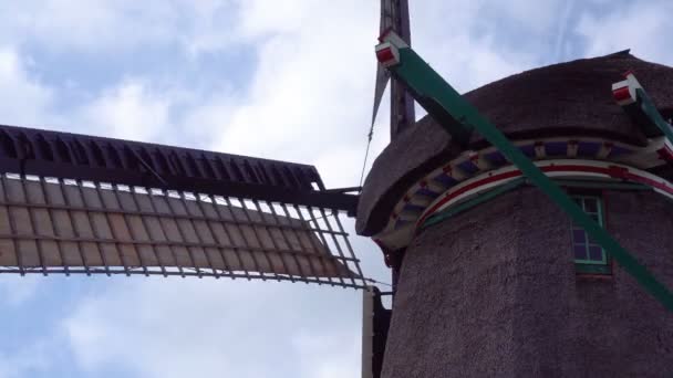 Detalhe de um moinho de vento rotativo no Zaanse Schans nos Países Baixos — Vídeo de Stock