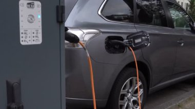 ELECTROCAR Hollanda bir sokakta şarj olduğunu. Sokak şarj cihazı