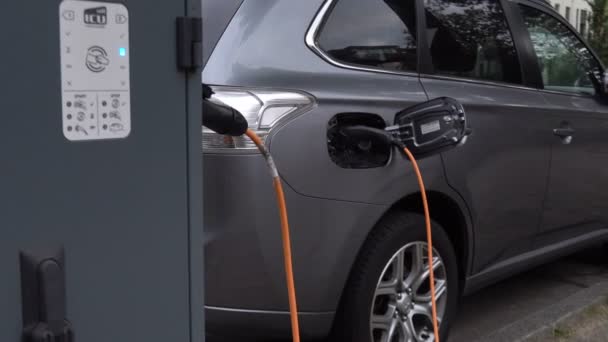 Electrocar is opladen op een straat in Nederland. Straat lader — Stockvideo