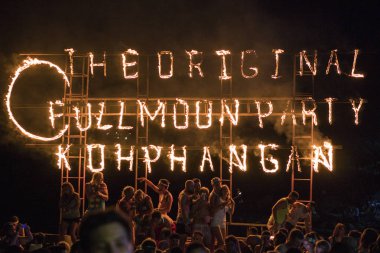 Tayland, Samui - Şubat 2018: orijinal Koh Phangan dolunay Festivali Tayland mektup yazma. Samui beach Full moon party