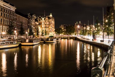Gece şehir görünümünü Amsterdam kanal ve tipik Hollanda evleri, Hollanda, Hollanda.