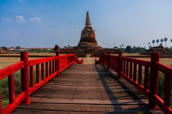 Stary drewniany most z pozycją Red poręcze do starożytnych Pagoda w mieście Ayutthaya, Tajlandia. — Zdjęcie stockowe