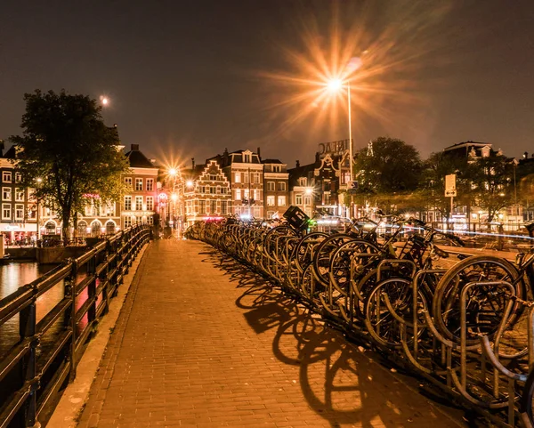Natt stadsutsikt över amsterdam-bron och typiska holländska hus, holland, Nederländerna. — Stockfoto