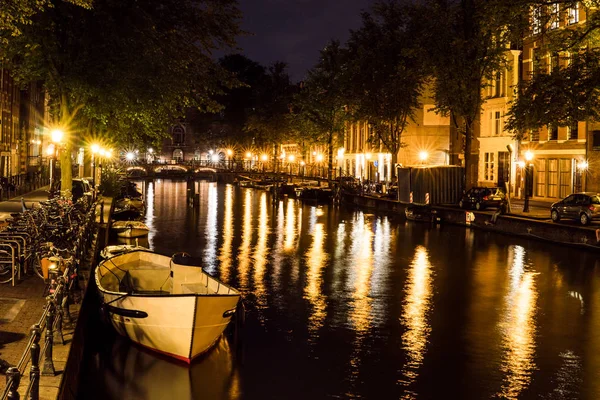 Natt över staden Amsterdam kanal och typiska holländska hus, Holland, Nederländerna. — Stockfoto