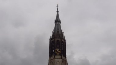 Antik kilise kule timelapse koyu gri bulutlar ile eski Alman Kilisesi St. Pauli Braunschweig içinde yer. Antik kilise kule timelapse bulutlar aydınlanmıştı ile