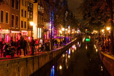 Amsterdam - Ağustos 23: Kırmızı Fener Sokağı 3 Aralık 2012 tarihinde Amsterdam'da. Kentin en ünlü turistik nokta burası. 500'den fazla pencereler kentin ve 1000 çalışan kızlar hakkında.