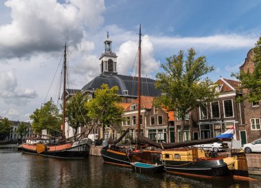 Geleneksel Ahşap Yelkenli gemi su kanalı. Kilise arka plan üzerinde. Eski tarihi liman, Schiedam, Hollanda