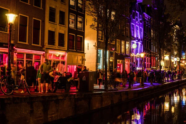 Amsterdam - Aug 23: Red Light District på December 3, 2012 i Amsterdam. Det är stadens mest berömda turist plats. Det finns över 500 fönster i staden och om 1000 arbetar flickor. — Stockfoto