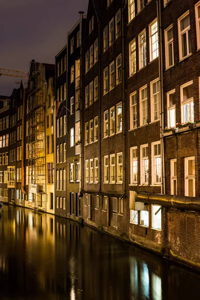Natt över staden Amsterdam kanal och typiska holländska hus, Holland, Nederländerna. — Stockfoto
