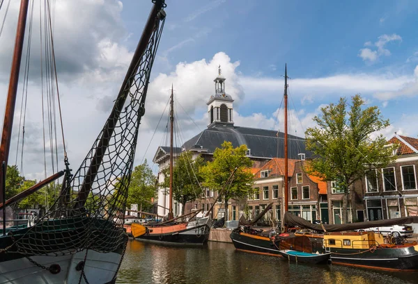 Traditionella trä segelfartyg i vattenkanal. Kyrkan på bakgrunden. Gamla historiska hamnen av Schiedam, Nederländerna — Stockfoto