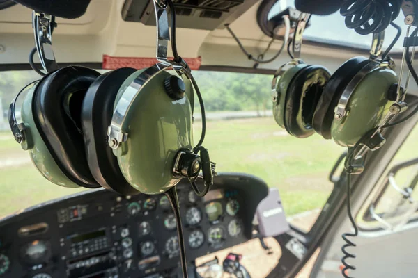 ダッシュ ボードとキャビンに搭載のヘリコプター パイロットのヘッドフォン — ストック写真