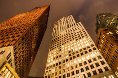 Alt görünümü gece modern gökdelenlerin. Dışişleri Bakanlığı Lahey, Hollanda