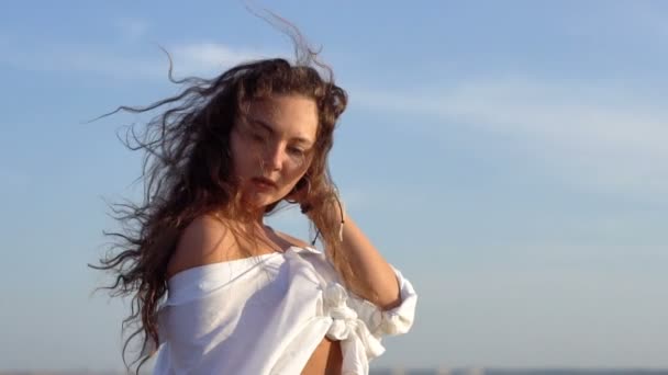 Curly Gipsy brunette girl Posing on the slope of Gulf — Stock Video