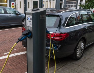 Hollanda'nın sokaklarda elektrikli araç servis ekipmanları