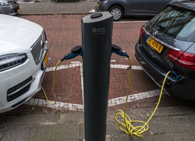 Hollanda'nın sokaklarda elektrikli araç servis ekipmanları