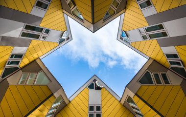 Simmetry parıltı sarı küp evler ve daireler Rotterdam arasında. Hollanda