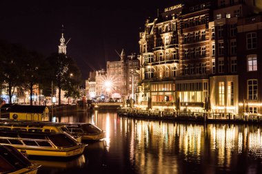 Gece şehir görünümünü Amsterdam kanal ve tipik Hollanda evleri, Hollanda, Hollanda.