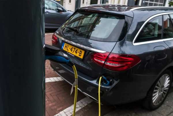 Hollanda'nın sokaklarda elektrikli araç servis ekipmanları