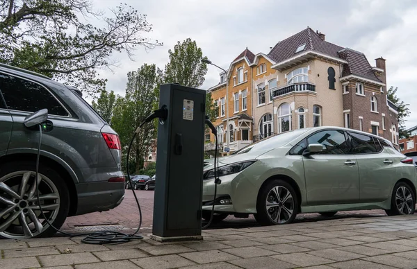 Hollanda'nın sokaklarda elektrikli araç servis ekipmanları