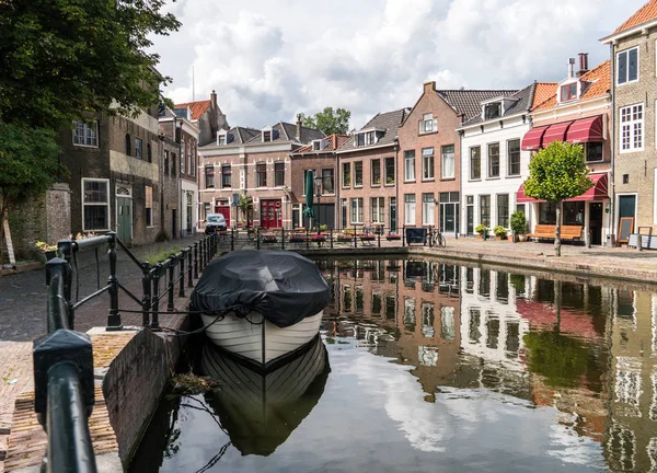 Geleneksel Ahşap Yelkenli gemi su kanalı. Eski tarihi liman, Schiedam, Hollanda