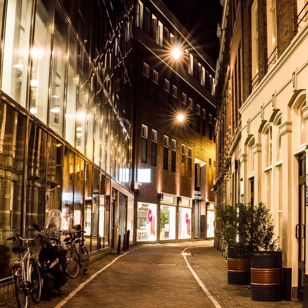 Gece şehir görünümünü Amsterdam kanal ve tipik Hollanda evleri, Hollanda, Hollanda. — Stok fotoğraf