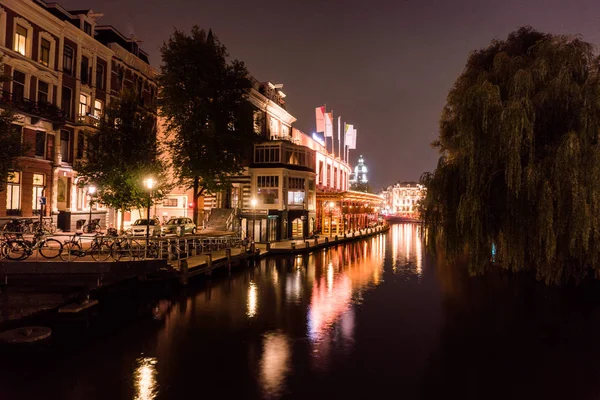 Natt stadsutsikt över amsterdam-bron och typiska holländska hus, holland, Nederländerna. — Stockfoto