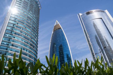 Geniş açı çekim, Modern mavi yüksek gökdelenler Doha Şehir, Orta Doğu.