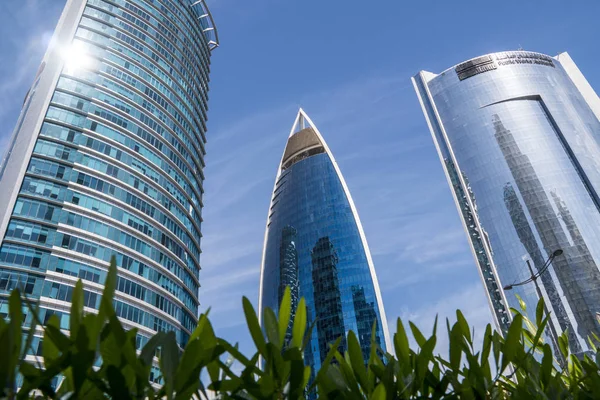 Bred vinkel skott av moderna blå höga skyskrapor i Doha city, Mellanöstern. — Stockfoto