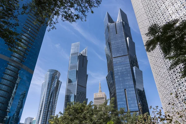 Bred vinkel skott av moderna blå höga skyskrapor i Doha city, Mellanöstern. — Stockfoto