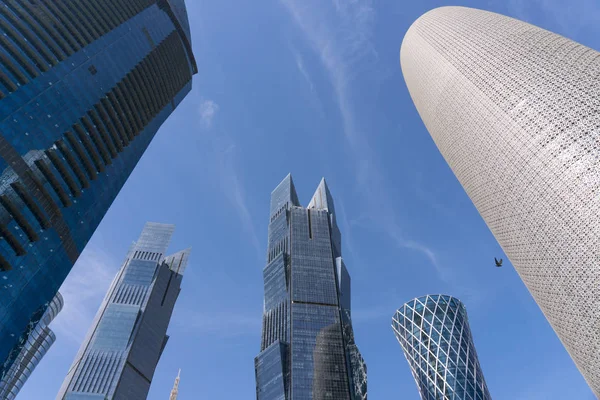 Tiro de ângulo largo de arranha-céus altos azuis modernos na cidade de Doha, Oriente Médio . — Fotografia de Stock