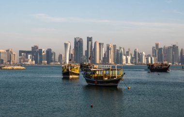 Doha, Katar - Şubat 2018: Güzel Doha manzarası görünüm katar bayrakları yüzen ile geleneksel ahşap tekneler ile. Corniche Broadway. Katar, Orta Doğu