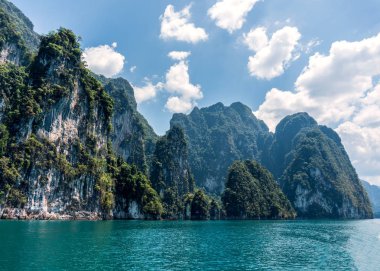 Yüksek epik kireçtaşı kayalıklarla Cheow Lan Gölü, Khao Sok Milli Parkı, Suratthani, Tayland at.