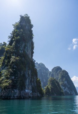 Yüksek epik kireçtaşı kayalıklarla Cheow Lan Gölü, Khao Sok Milli Parkı, Suratthani, Tayland at.