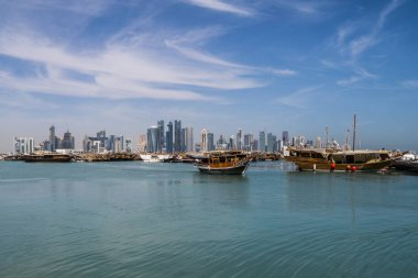 Doha, Katar - Şubat 2018: Güzel Doha manzarası görünüm katar bayrakları yüzen ile geleneksel ahşap tekneler ile. Corniche Broadway. Katar, Orta Doğu