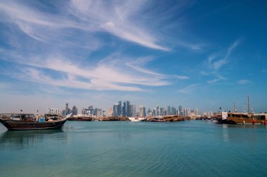 Doha, Katar - Şubat 2018: Güzel Doha manzarası görünüm katar bayrakları yüzen ile geleneksel ahşap tekneler ile. Corniche Broadway. Katar, Orta Doğu
