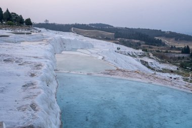 Pamukkale 'deki doğal travertin havuzları ve terasları. Türkiye 'nin güneybatısındaki pamuk kale,