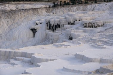 Kuru doğal Traverten havuzları ve teraslar halinde Pamukkale. Güneybatı Türkiye'de pamuk Kalesi,