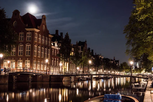 Night city view of Amsterdam channel and typical dutch houses, Holland, Netherlands. — Stock Photo, Image