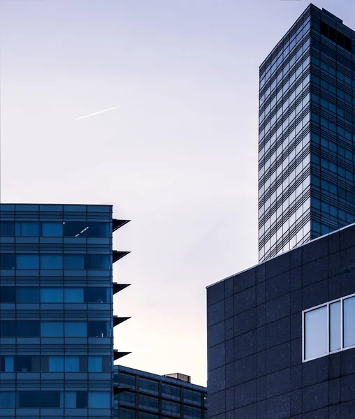 Rak linjer arkitekturen utsidan av glas modern byggnad — Stockfoto