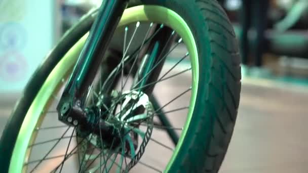 Detalhes da bicicleta elétrica close-up, roda dianteira, amortecedores no tubo de direção. Com pessoas desfocadas atrás — Vídeo de Stock