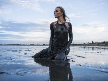 Sarışın beyaz Smeared eski Firth içinde sağlıklı bir siyah çamur içinde poz kız portresi