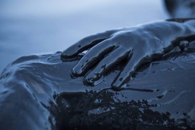 Bir kızın Smeared sağlıklı bir tuz Kuyalnik Firth Odesa, Ukrayna bir siyah çamur içinde yukarı kapatın.