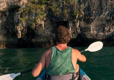 Kalker kayalar Railey Beach Krabi, Tayland, şaşırtıcı yüksekliği çevresinde Kayak.