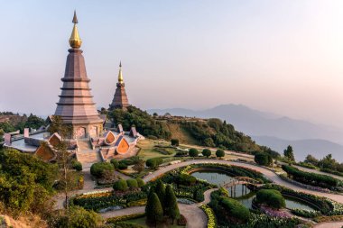 Phra Mahathat. İki chedis - Naphamethinidon ve Naphaphonphumisiri, Doi Inthanon zirvesine yakın. Bu iki stupas son zamanlarda geç Kral ve eşi için adanmıştır.